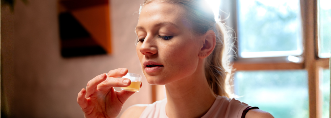 Lifestylebeeld van vrouw die detox sap drinkt