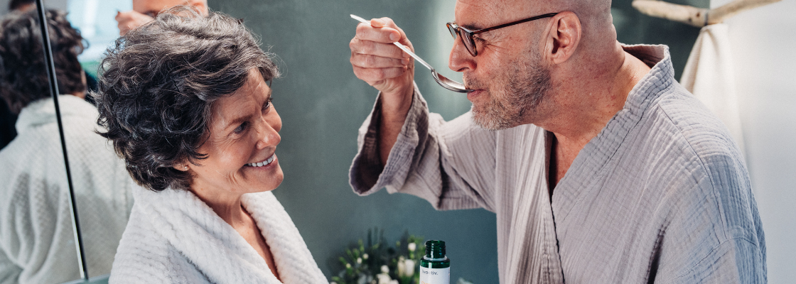 Ouder koppel neemt supplement voor de luchtwegen